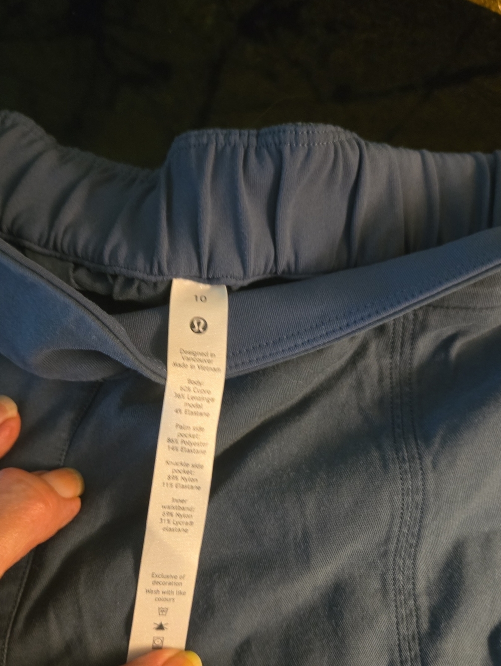 lululemon athletic Blue Elastic Waist Cargo Capris
